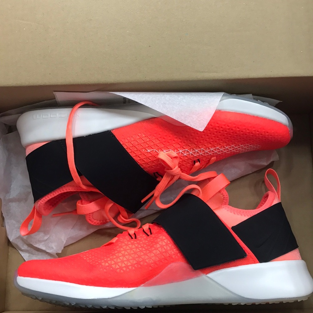 WMNS NIKE AIR ZOOM STRONG size 7.5